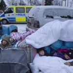 Varios refugiados sirios duermen a la intemperie a las puertas de la oficina de inmigración en Marsta a las afueras de Estocolmo