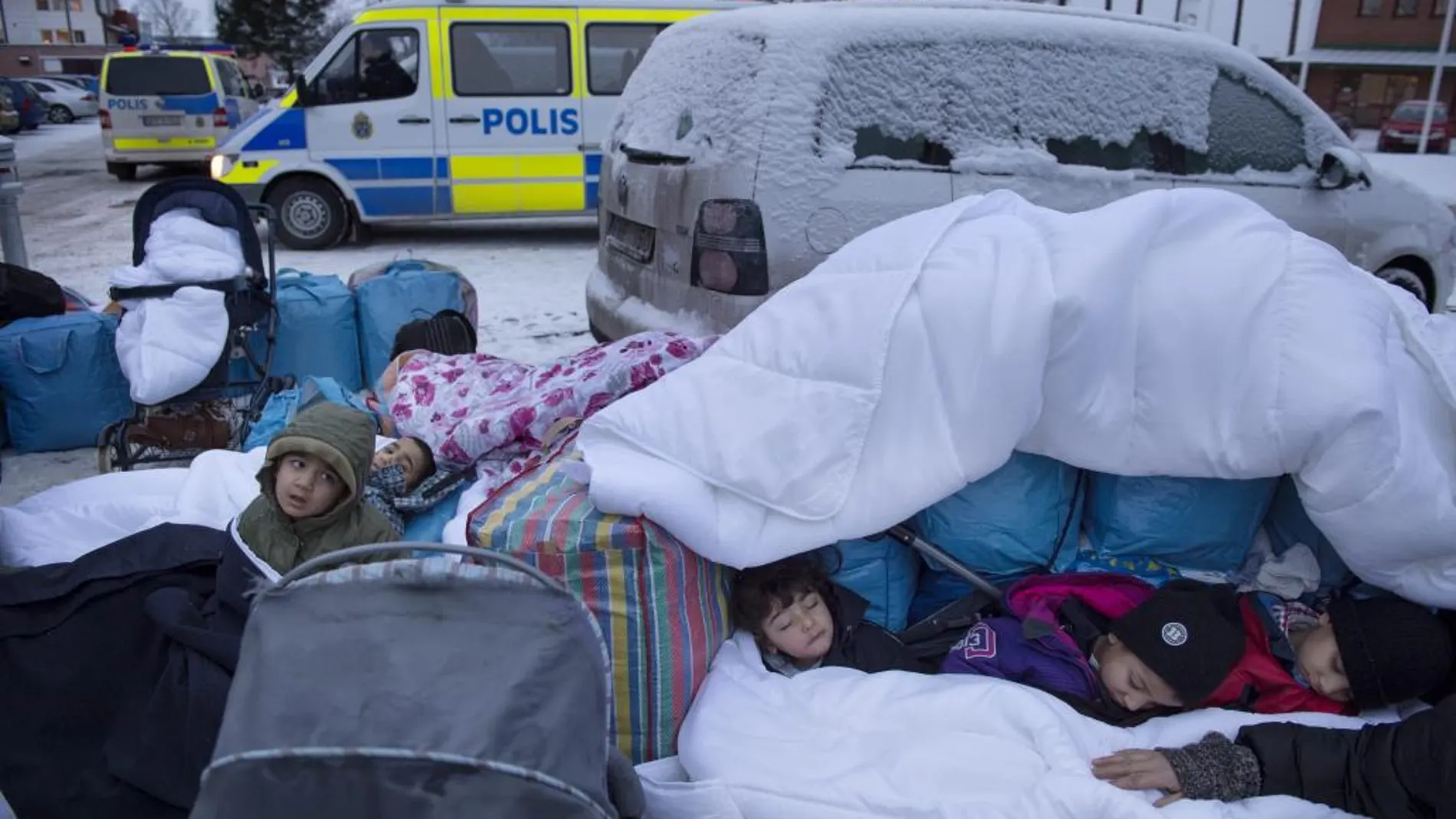 Varios refugiados sirios duermen a la intemperie a las puertas de la oficina de inmigración en Marsta a las afueras de Estocolmo