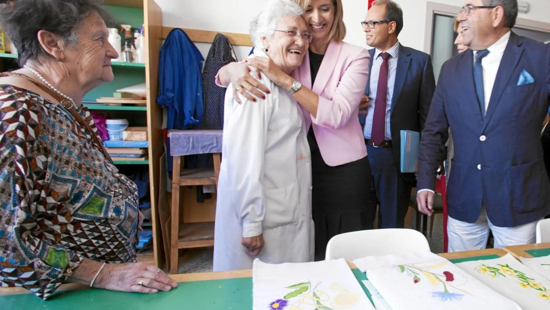 La consejera de Familia e Igualdad de Oportunidades, Alicia García, abraza a una mujer en su visita al centro Ávila II