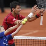 Djokovic celebra la victoria con un recogepelotas