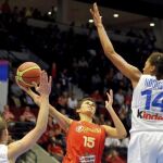 La jugadora de la selección española Alba Torrens (centro) lucha por el balón con las francesas Florence Lepron (izda) y Emmeline Ndongue (dcha)