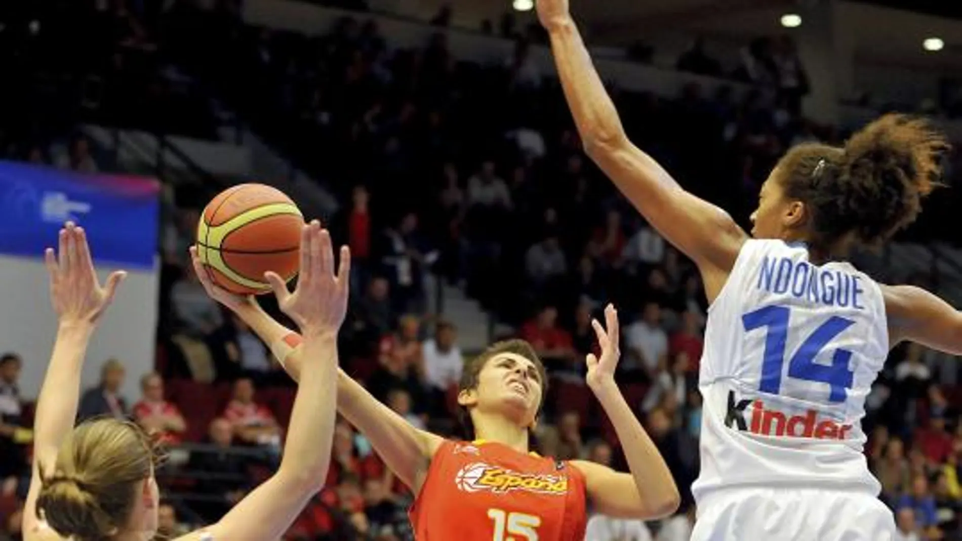 La jugadora de la selección española Alba Torrens (centro) lucha por el balón con las francesas Florence Lepron (izda) y Emmeline Ndongue (dcha)