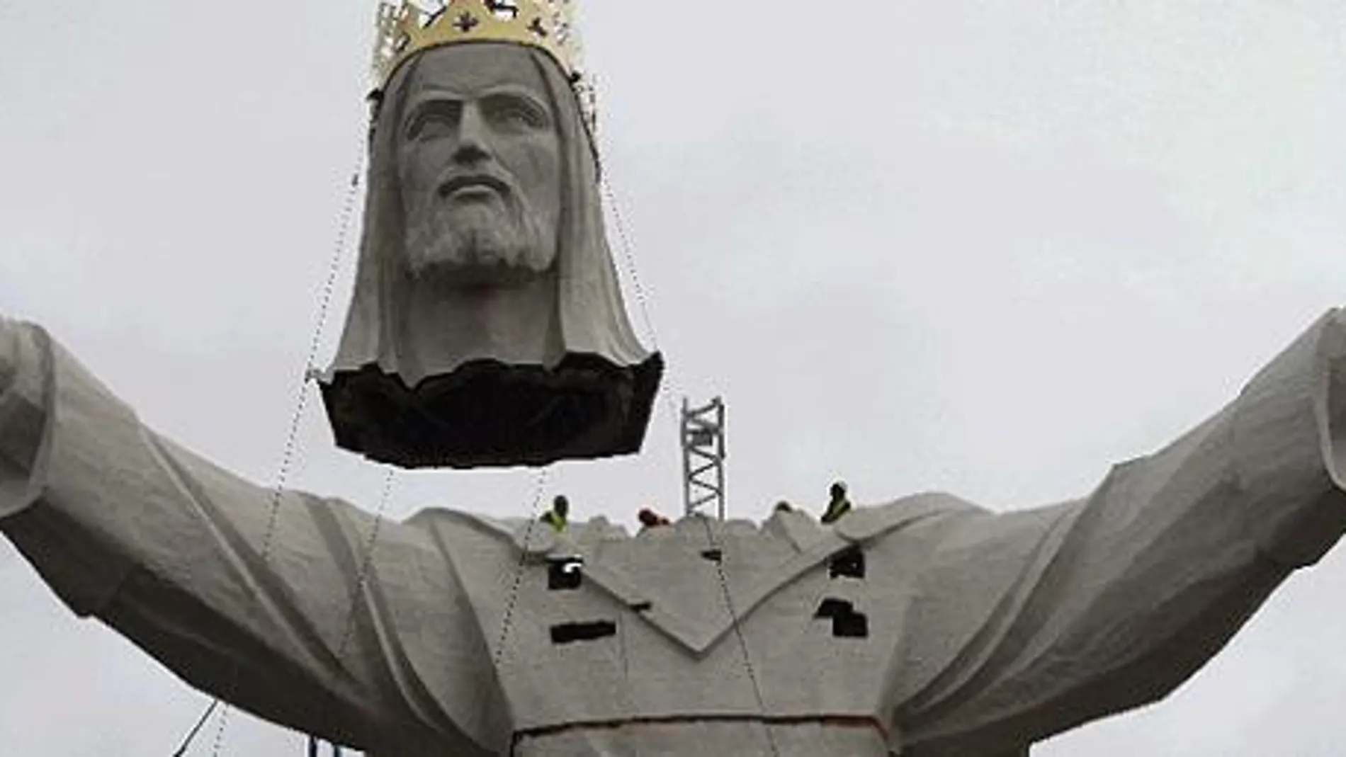 Polonia levanta la estatua de Cristo más grande del mundo