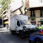Agentes de la Guardia Urbana de Barcelona retiran el camión