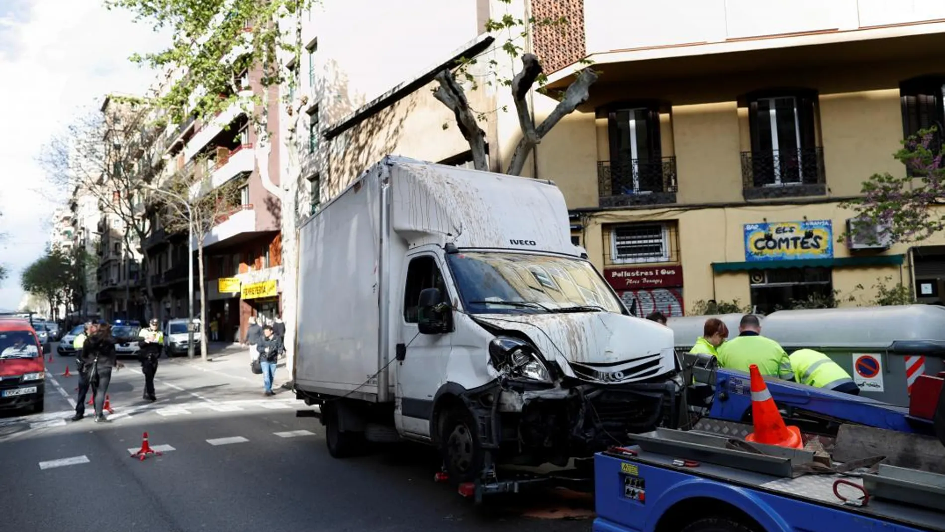 Agentes de la Guardia Urbana de Barcelona retiran el camión