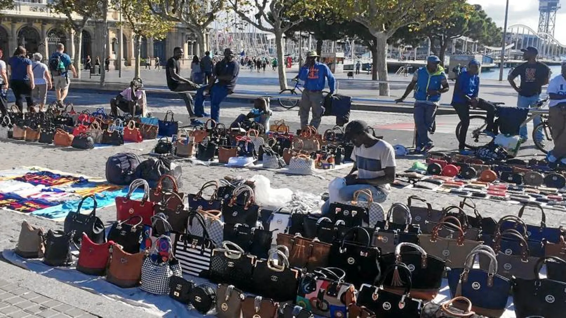 Los alrededores de Colón convertidos en un zoco improvisado