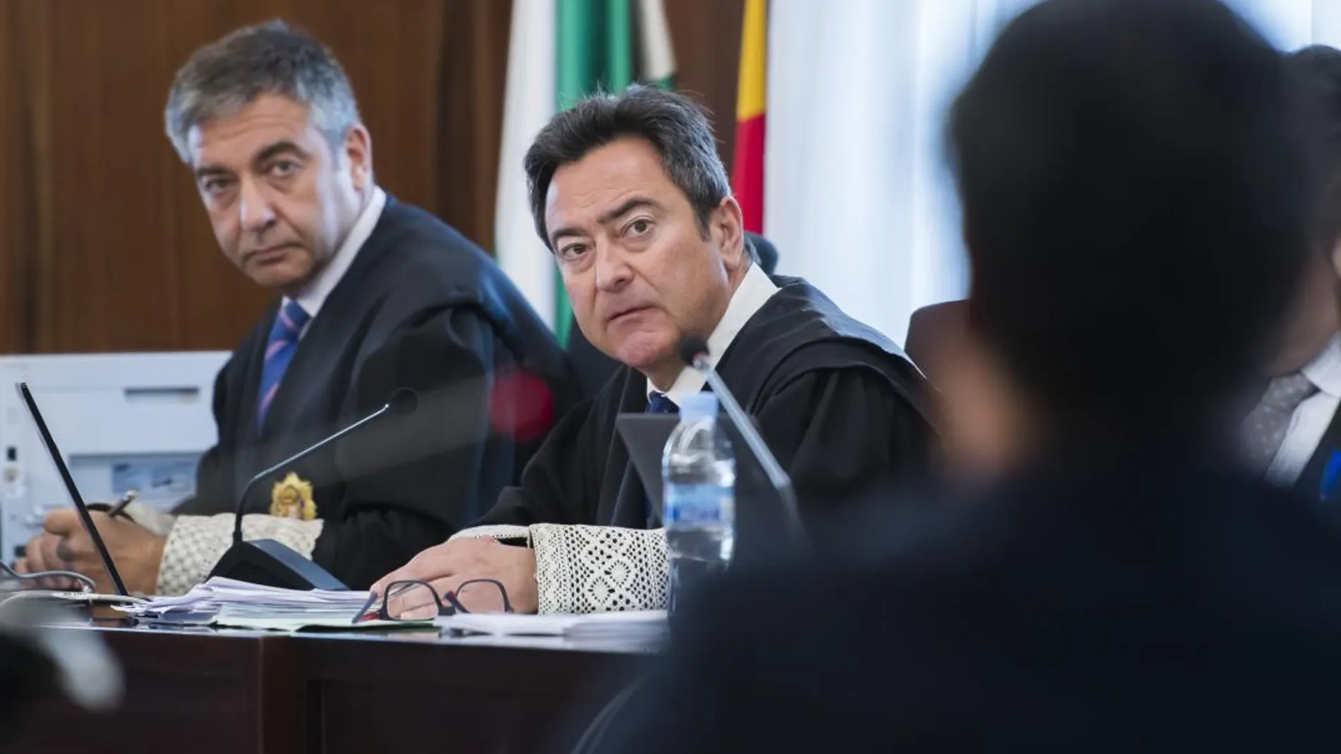 Ignacio García Revilla (espaldas) que fuera adjunto a la Intervención General, en la Junta de Andalucía, responde a las preguntas de los fiscales. EFE/Raúl Caro. ***POOL***