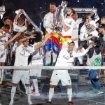 El fin de fiesta de la conquista de la Undécima se vivió en un Santiago Bernabéu que se llenó, pese al cansancio de afición y jugadores