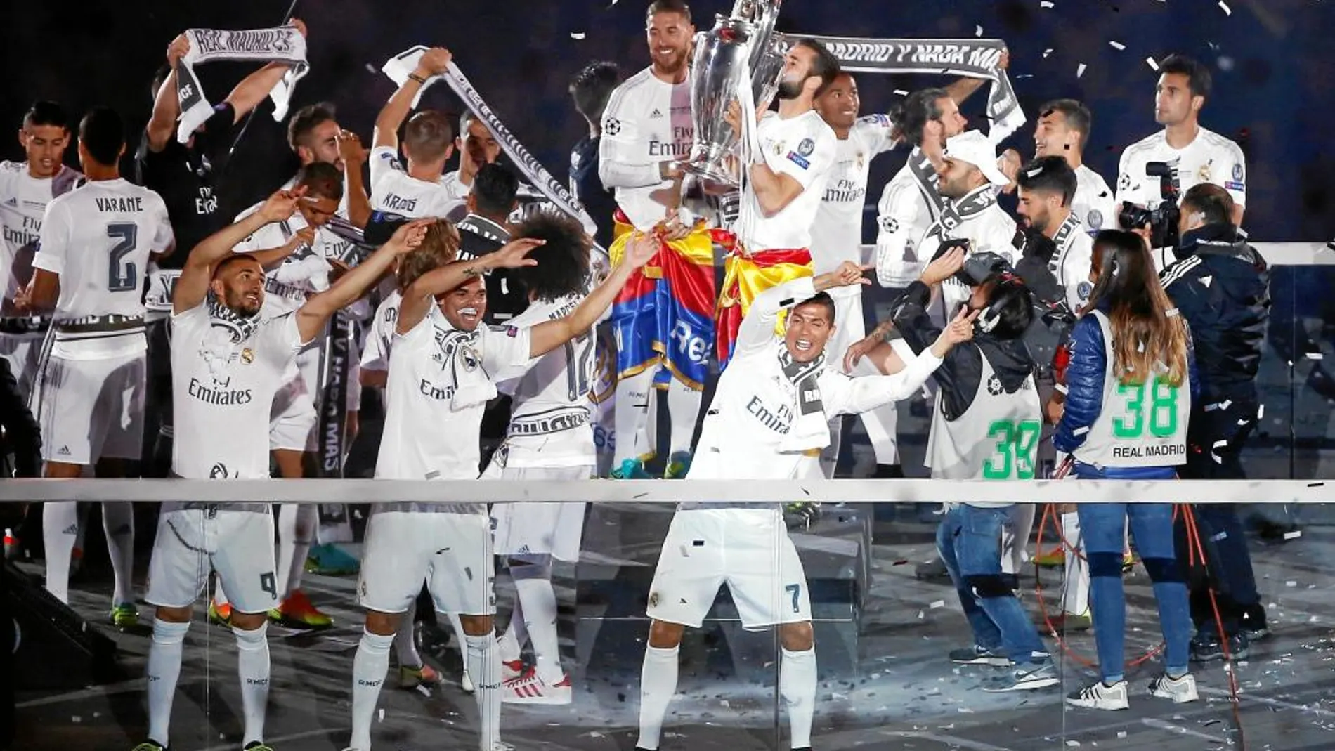 El fin de fiesta de la conquista de la Undécima se vivió en un Santiago Bernabéu que se llenó, pese al cansancio de afición y jugadores