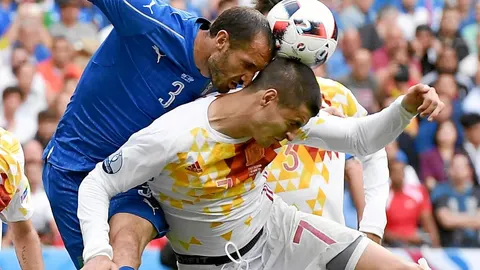 Chiellini, el autor del primer gol italiano, hizo la vida imposible a Morata