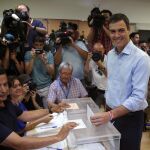 Pedro Sánchez, candidato socialista a la Presidencia del Gobierno, deposita su voto en un colegio de la localidad madrileña de Pozuelo de Alarcón