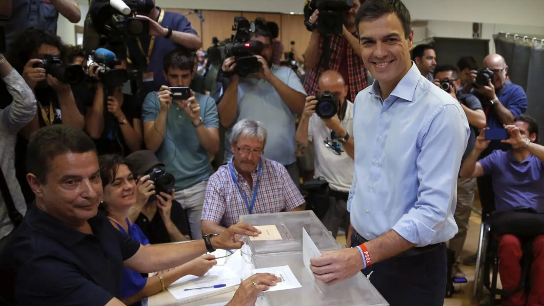 Pedro Sánchez, candidato socialista a la Presidencia del Gobierno, deposita su voto en un colegio de la localidad madrileña de Pozuelo de Alarcón