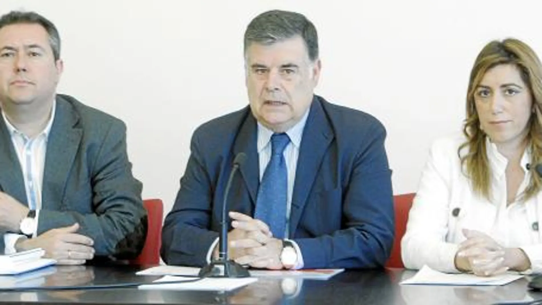El secretario provincial del PSOE, José Antonio Viera, flanqueado por Juan Espadas y Susana Díaz