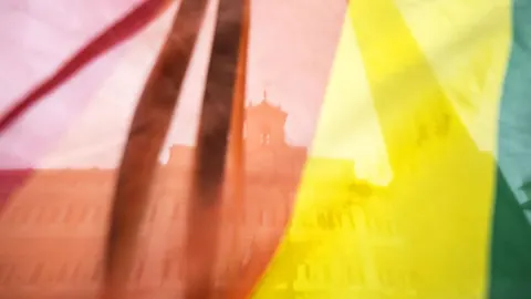 La bandera del arcoíris onde hoy frente al Parlamento en Roma.