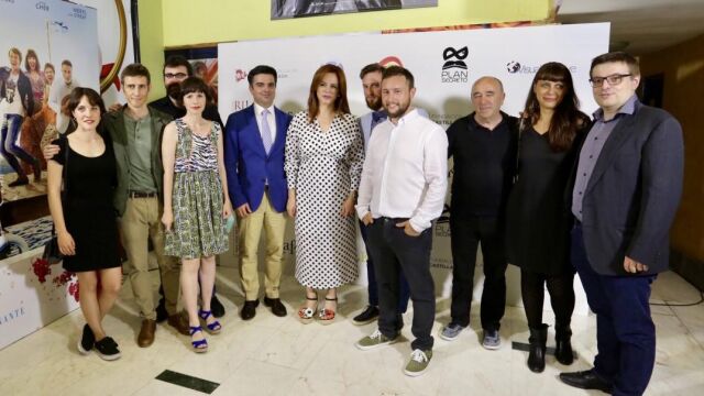 La presidenta de las Cortes y de la Fundación Villalar-Castilla y León, Silvia Clemente, asiste al preestreno del documental ‘¡Folk! Una mirada a la música tradicional’. En la imagen, junto al equipo del filme