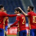 Hector Bellerin, David Silva y Cesc Fabregas, celebran el primer gol de la Selección