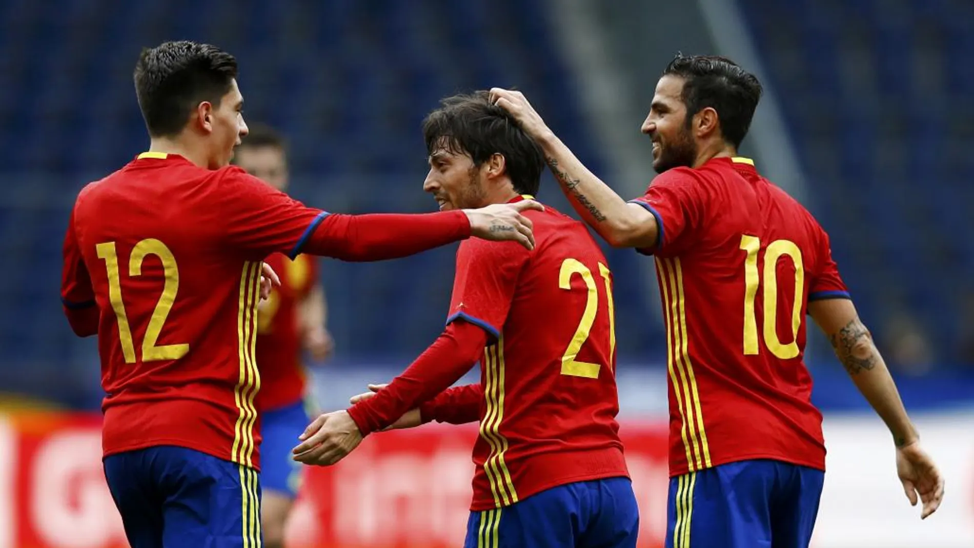 Hector Bellerin, David Silva y Cesc Fabregas, celebran el primer gol de la Selección