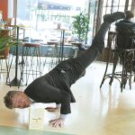 Christian Felber enseña su libro mientras muestra sus destrezas como bailarín
