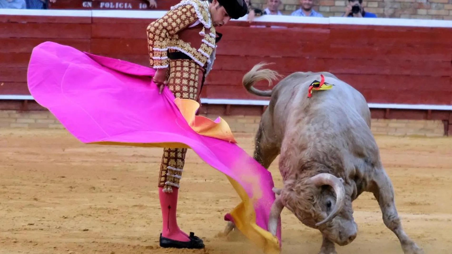 El diestro Miguel Angel Perera, durante la corrida de toros celebrada hoy en la tercera jornada de la Feria de Colombinas de Huelva / Efe