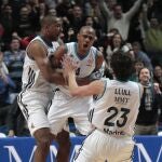 Slaughter y Llull felicitan a Draper tras anotar el triple que decidió el partido