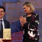 La consejera de Economía y Hacienda, Pilar del Olmo, entrega el premio a Alexandre Pérez en los Premios de Innovadores de Castilla y León de El Mundo-Diario de Castilla y León