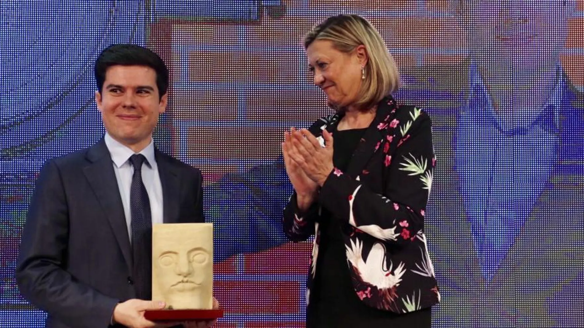 La consejera de Economía y Hacienda, Pilar del Olmo, entrega el premio a Alexandre Pérez en los Premios de Innovadores de Castilla y León de El Mundo-Diario de Castilla y León
