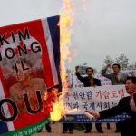 Activistas surcoreanos prenden fuego un cartel con el líder norcoreano durante una manifestación contra Corea del Norte celebrada frente a la Asamblea Nacional en Seúl (Corea del Sur)
