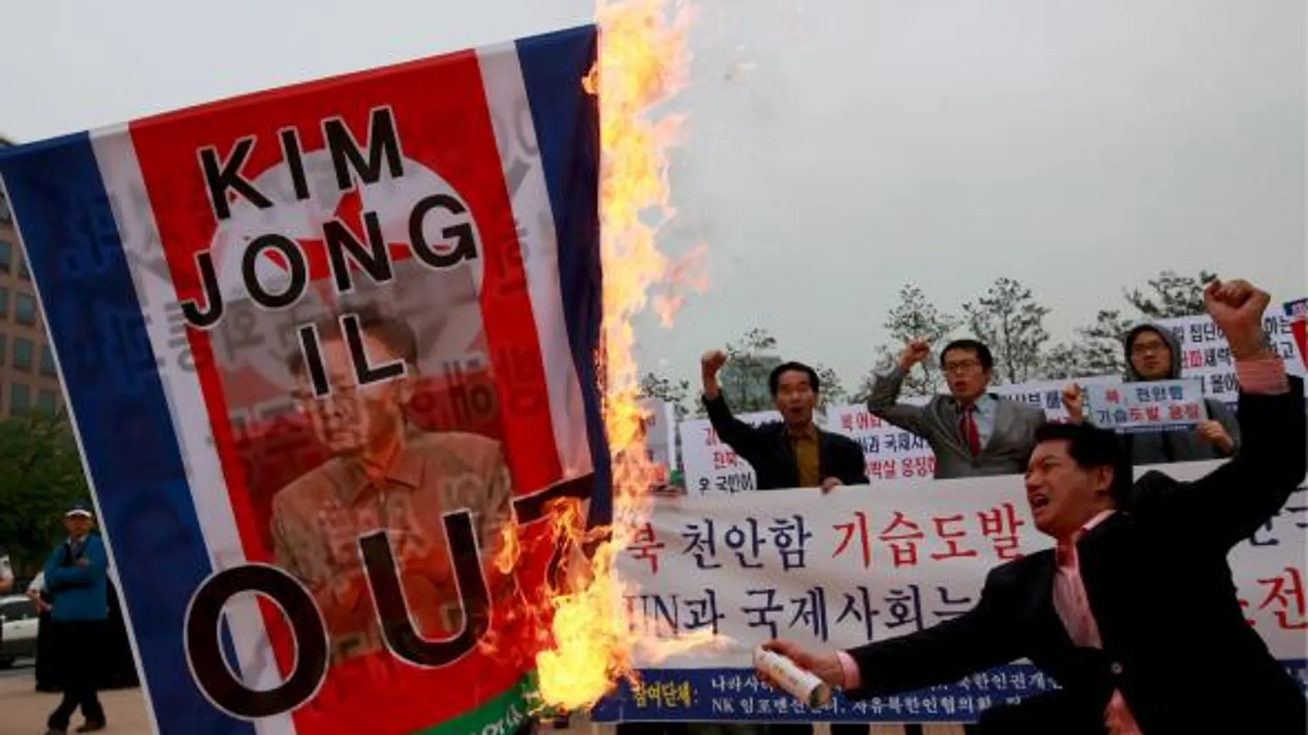 Activistas surcoreanos prenden fuego un cartel con el líder norcoreano durante una manifestación contra Corea del Norte celebrada frente a la Asamblea Nacional en Seúl (Corea del Sur)