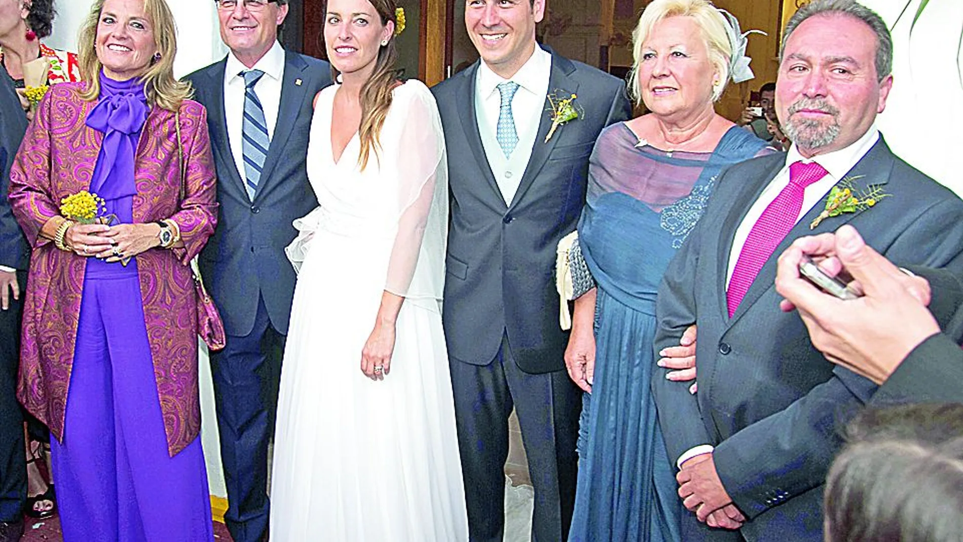 Patricia Mas y Rubén Torrico, en la imagen con sus padres, se casaron en el verano de 2013 tras conocerse en Reino unido en un viaje de estudios
