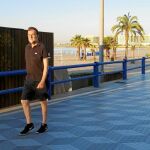 Día Internacional del Rajoy sorprendió ayer a los alicantinos al salir a caminar por el paseo marítimo de El Postiguet en Alicante a primera hora de la mañana