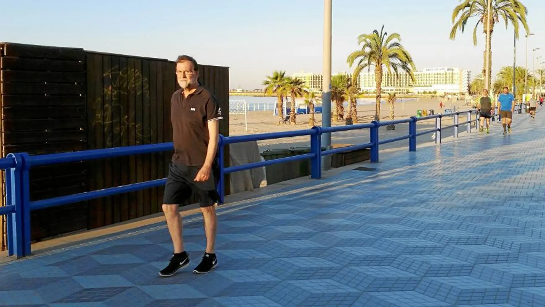 Día Internacional del Rajoy sorprendió ayer a los alicantinos al salir a caminar por el paseo marítimo de El Postiguet en Alicante a primera hora de la mañana