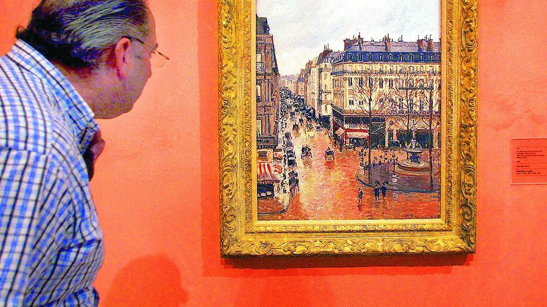 El lienzo de Pissarro representa una céntrica calle de la bulliciosa París