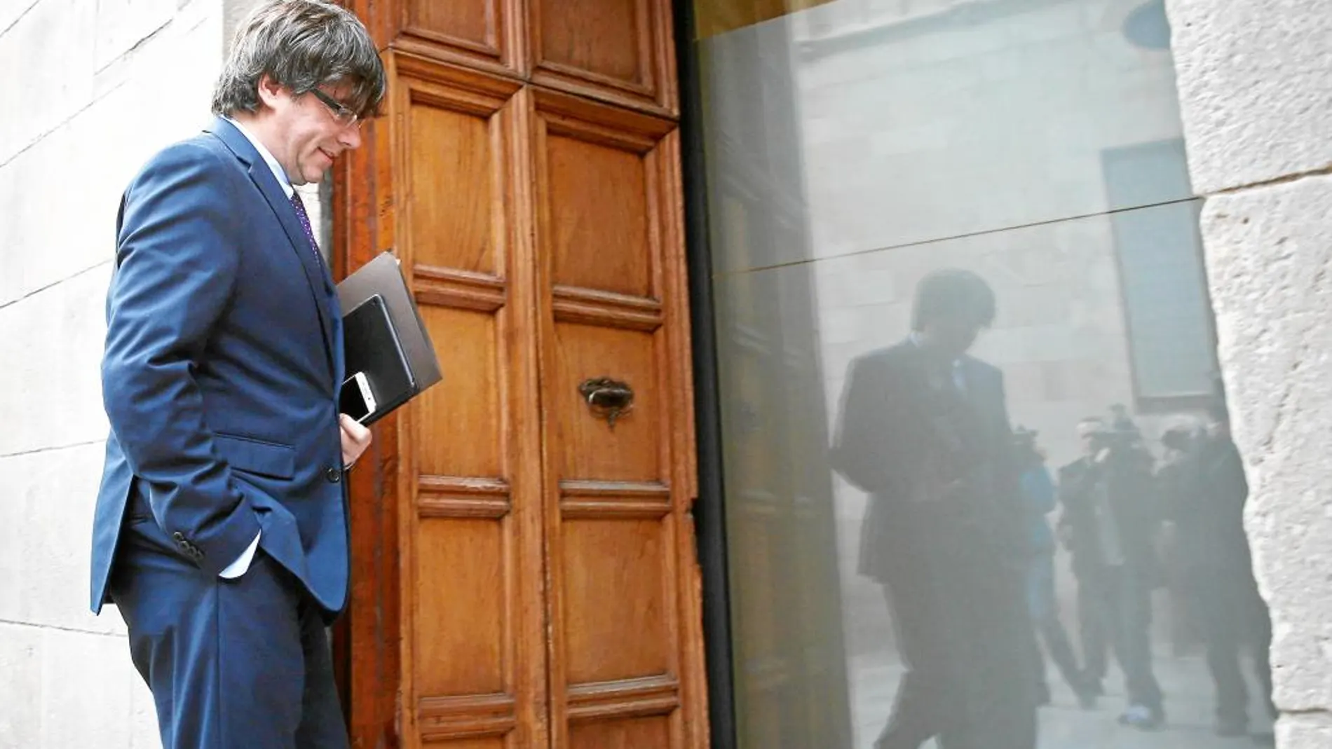 Carles Puigdemont, a su entrada a la reunión semanal del Gobierno catalán en el Palau de la Generalitat