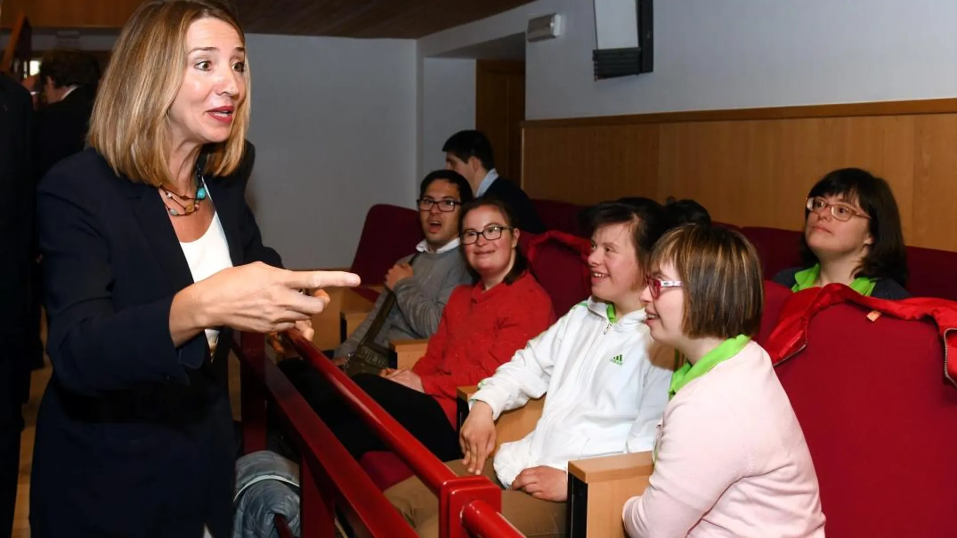 La consejera de Familia, Alicia García, saluda a varios chicos con Sindrome de Down que asisten en Burgos al Congreso de Empleo con Apoyo