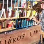 La falta de acceso a una biblioteca cercana, ha llevado a los vecinos de Fuencarral a organizar su propia «biblioverja» en la fachada de un centro social como forma de protesta