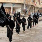 Imagen de miembros del Estado Islámico marchando por las calles de Raqqa