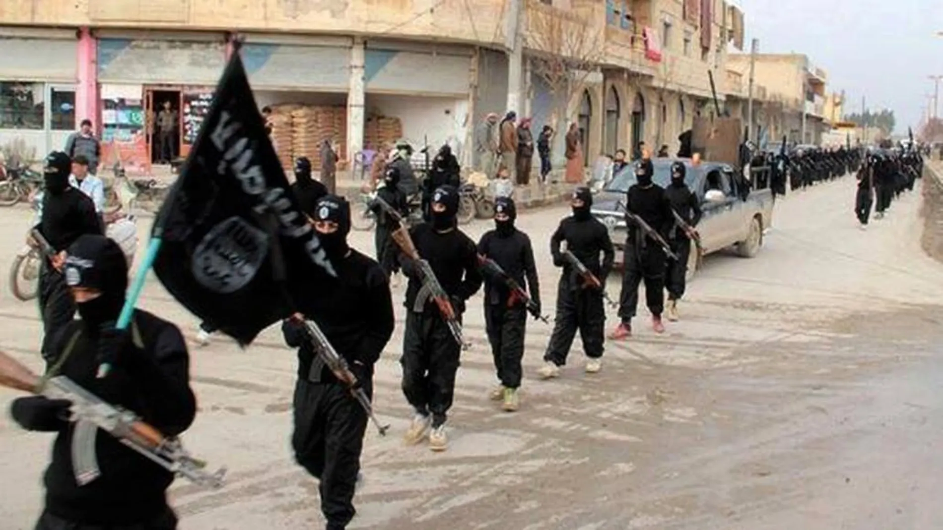 Imagen de miembros del Estado Islámico marchando por las calles de Raqqa