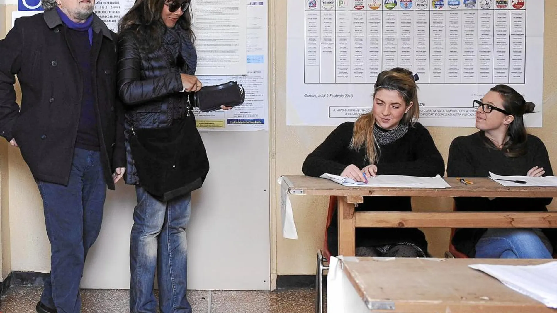 El humorista Beppe Grillo y su esposa votaron en Génova