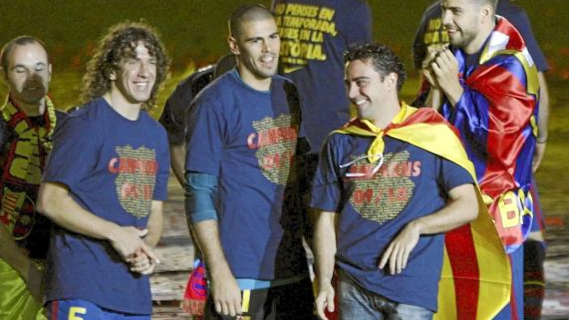 Iniesta, Puyol, Valdés, Xavi y Piqué, en plena celebración
