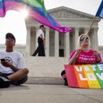Partidarios del matrimonio gay, reunidos hoy ante la sede de la Corte Suprema de Washington.