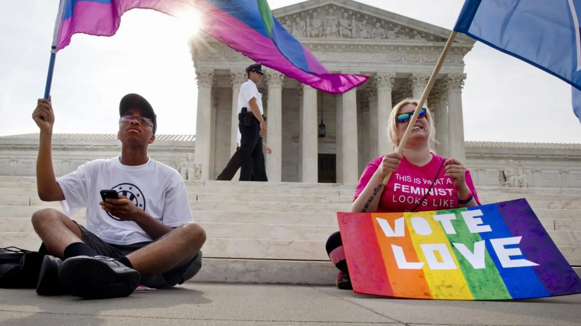 Partidarios del matrimonio gay, reunidos hoy ante la sede de la Corte Suprema de Washington.