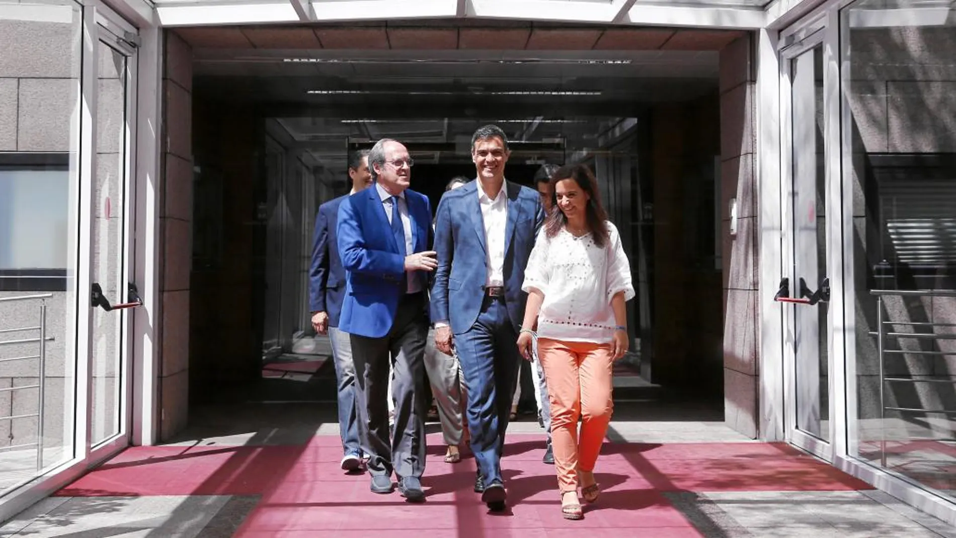 El líder del PSOE, Pedro Sánchez, ayer junto a Sara Hernández y Ángel Gabilondo en la Asamblea de Madrid