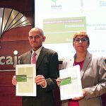 Francisco García Navas y Felisa Becerra presentaron ayer el último informe de Analistas Económicos de Andalucía