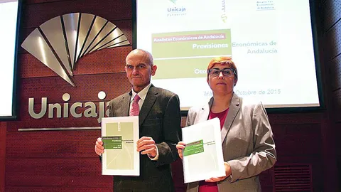 Francisco García Navas y Felisa Becerra presentaron ayer el último informe de Analistas Económicos de Andalucía