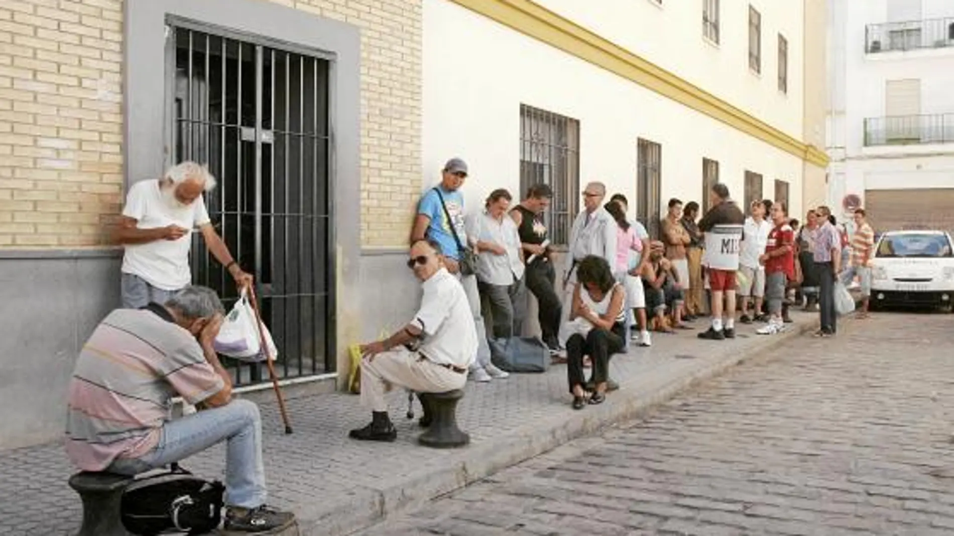 Cada día se forman largas colas en los comedores sociales de Andalucía