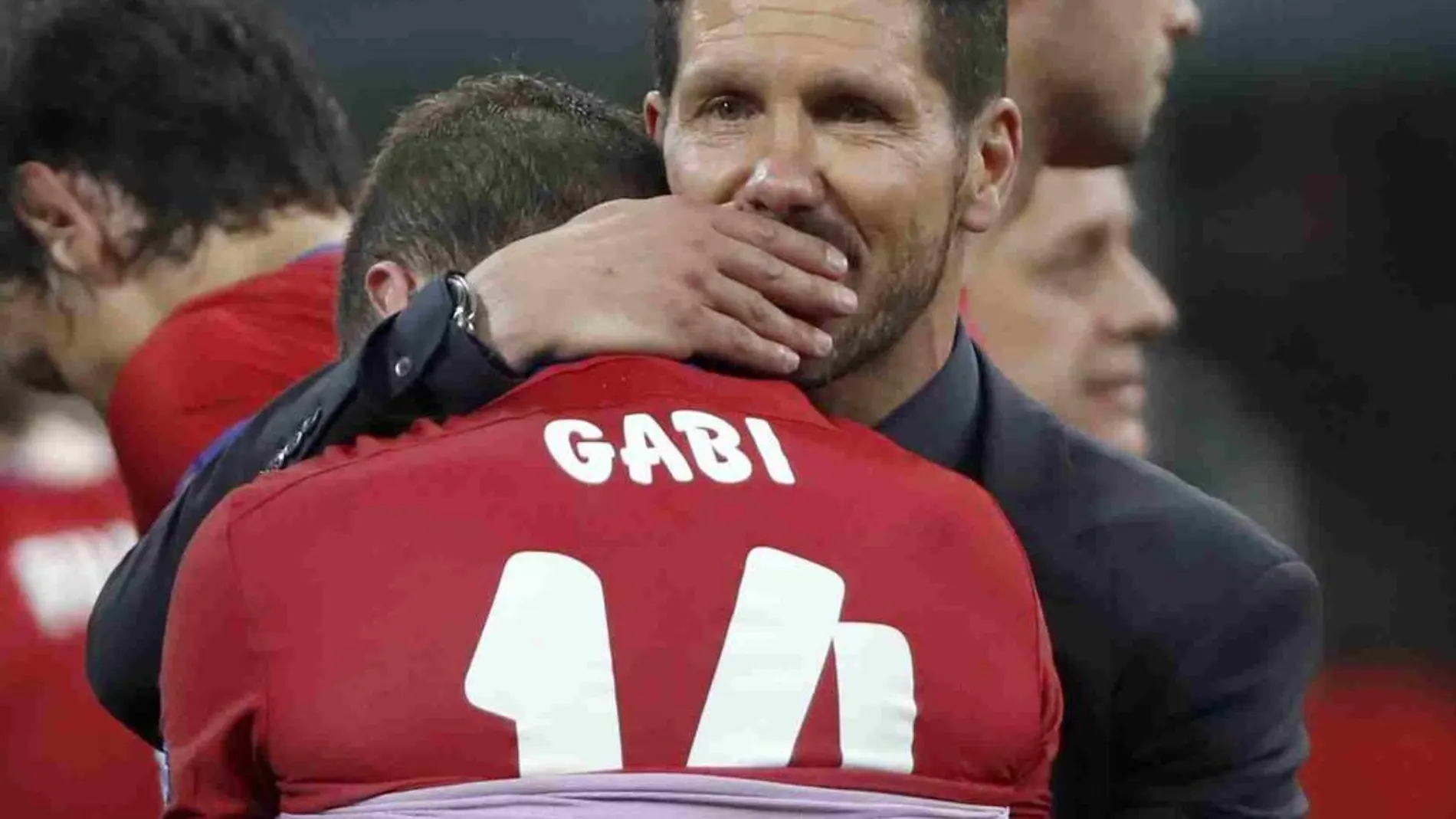 Diego Simeone consuela a Gabi Fernández tras perder la final de Liga de Campeones.
