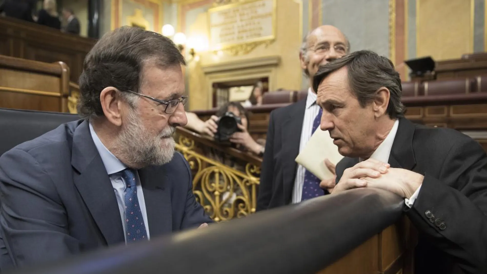 Mariano Rajoy con Rafael Hernando en el Congreso