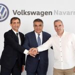De izquierda a derecha: Emilio Sáenz, presidente de Volkswagen Navarra; Francisco Javier García Sanz, vicepresidente mundial de Compras del Grupo Volkswagen; y Alfredo Morales, presidente del comité de empresa de Volkswagen Navarra
