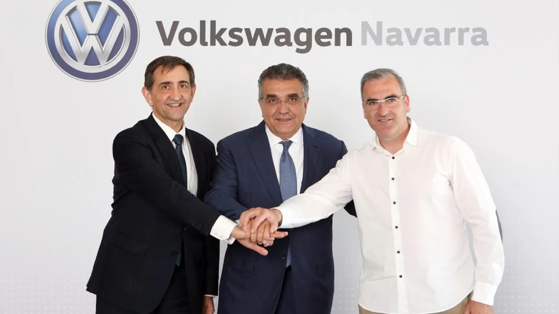 De izquierda a derecha: Emilio Sáenz, presidente de Volkswagen Navarra; Francisco Javier García Sanz, vicepresidente mundial de Compras del Grupo Volkswagen; y Alfredo Morales, presidente del comité de empresa de Volkswagen Navarra