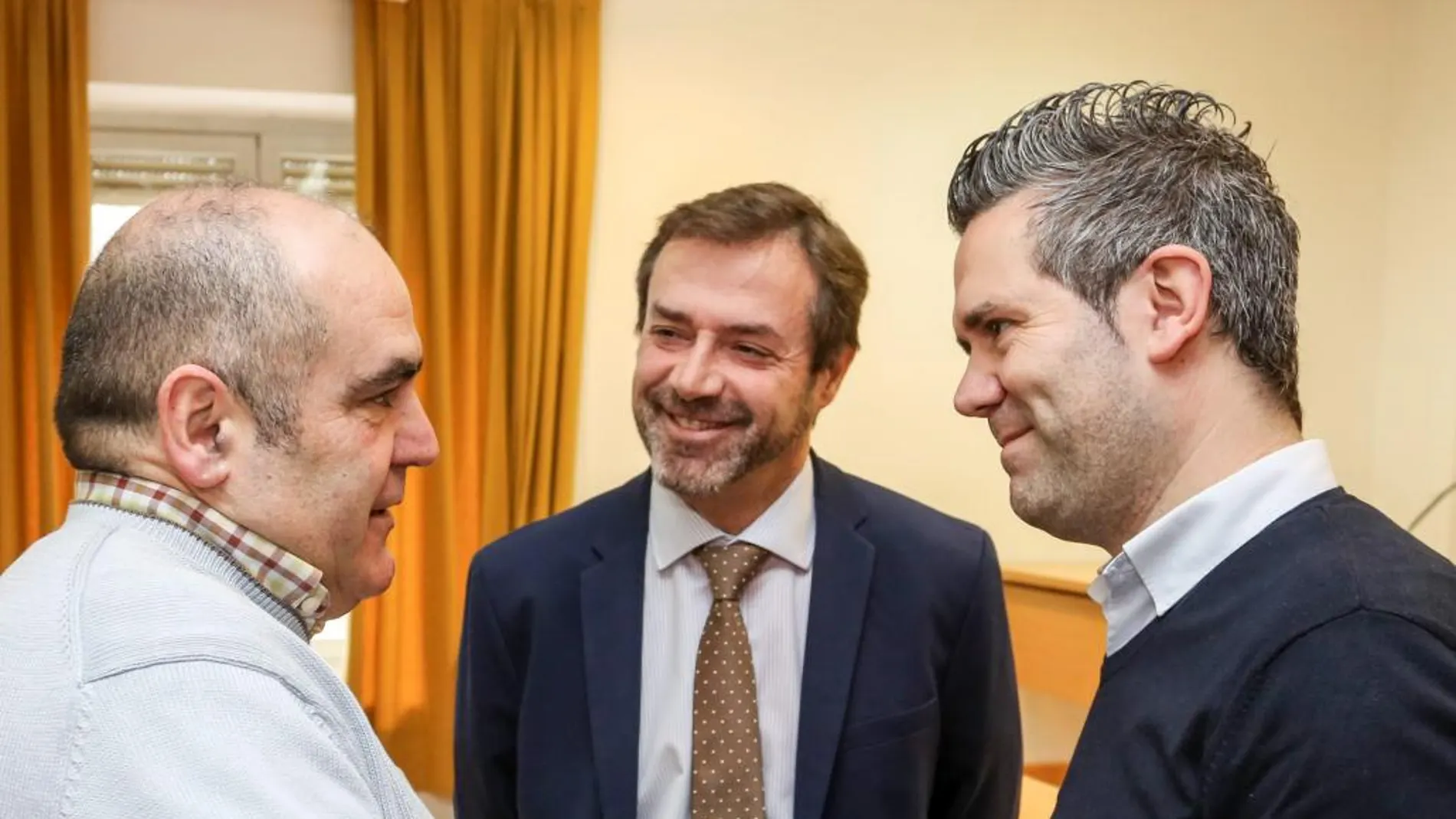El director general de Turismo, Javier Ramírez conversa con los «ugetistas» Raúl Santa Eufemia, y Roberto Pérez, ayer en Valladolid